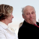 Kong Harald og Dronning Sonja fylte begge 75 år i 2012. Jubileene ble feiret samtidig, med boller og juice på Slottsplassen og festforestilling på Operataket 31. mai.  (Foto: Stian Lysberg Solum / NTB scanpix)